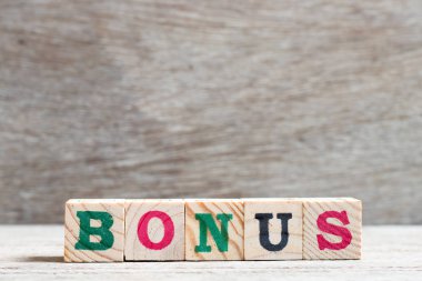 Mektup blok ahşap arka plan üzerinde kelime bonus