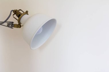 Duvar arka plan üzerinde Asjustable beyaz lamba