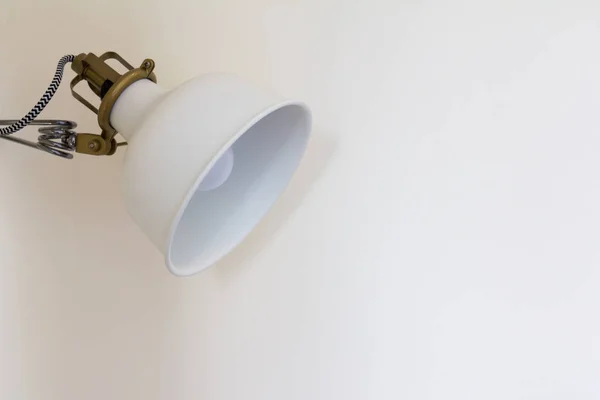 Einstellbare Weiße Lampe Auf Dem Wandhintergrund — Stockfoto