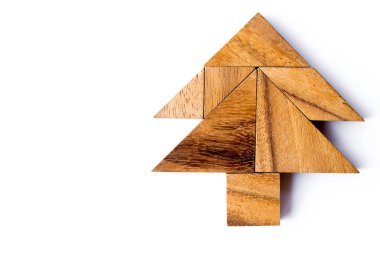 Beyaz arka plan üzerinde ağaç şeklinde ahşap tangram bulmacanın