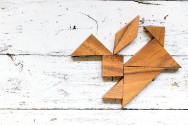 Tangram bulmacanın eski beyaz ahşap zemin üzerinde tavşan şeklinde