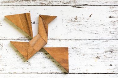 Eski Beyaz ahşap arka plan (Konsept özgürlük, yeni bir deneyim için üzerinde kuş şekli uçan tangram bulmacanın)