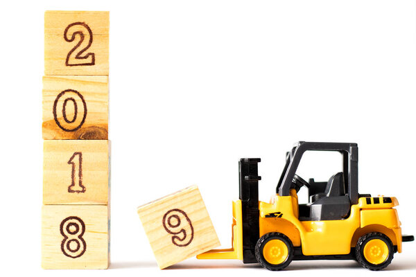 Игрушечная фортуна держит букву 9, чтобы закончить слово 2019 на белом фоне (для счастливого нового 2019 года)
)