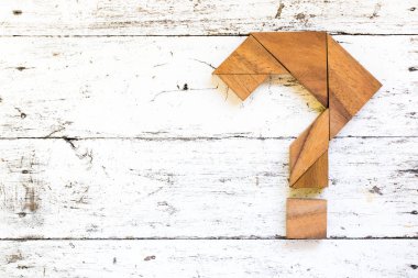 Söz konusu işareti şekli eski beyaz ahşap zemin üzerinde bulmaca Tangram