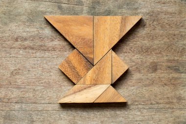 Tangram bulmacanın ahşap zemin üzerine vazo ya da kavanoz şeklinde