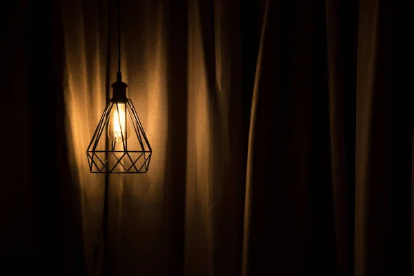 Gelbe Lampe Hängt Mit Vorhang Hintergrund — Stockfoto
