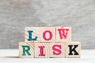 Mektup blok ahşap arka plan üzerinde kelime düşük risk