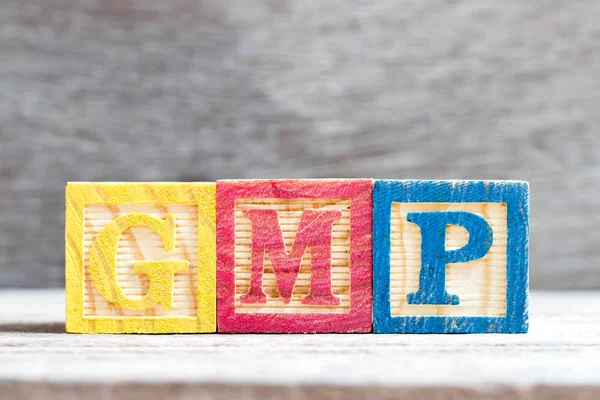 木材の背景に Word Gmp よい製造業練習の省略形 の色文字ブロック — ストック写真