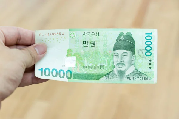 Деловой Человек Держит Банкноту Южной Кореи 10000 Корейских Вон Деревянном — стоковое фото