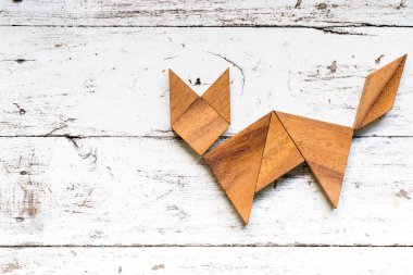 Tangram bulmacanın eski beyaz ahşap zemin üzerinde kedi şeklinde