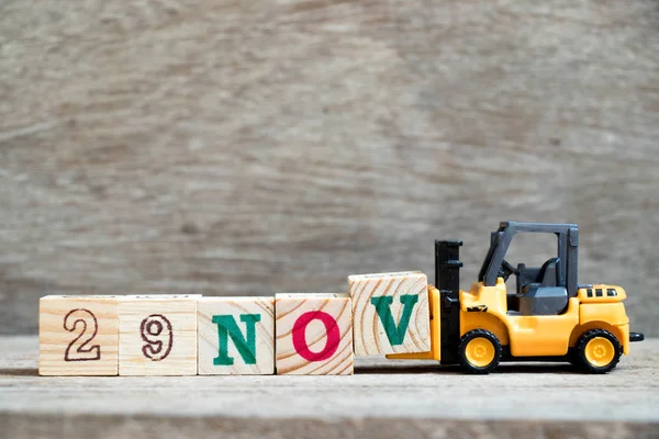 Spielzeug Gabelstapler Halten Block Vervollständigen Wort 29Nov Auf Holz Hintergrund — Stockfoto