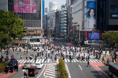 Tokyo, Japonya - 29 Nisan 2017: Yayalar Shibuya Crossing ve Tokyo yürü. Bu beş yön yaya geçidi en yoğun ve dünyanın en büyük biridir.