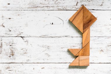 Eski Beyaz ahşap zemin üzerinde anahtar şeklinde bulmaca Tangram