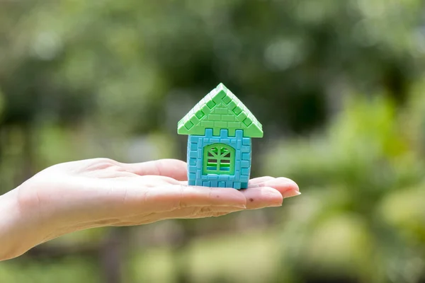 Woman Hand Hold Home Block Model Blur Green Background Conceito — Fotografia de Stock