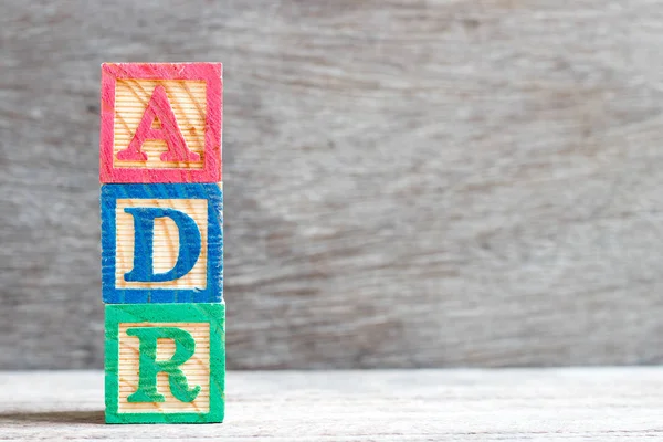 Renk mektup blok içinde kelime Adr (ters ilaç reaksiyonu kısaltma) ahşap arka plan üzerinde