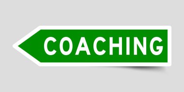 Etiket sticker beyaz arka plan üzerinde koçluk kelime olarak yeşil renk ok şeklinde