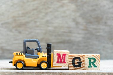 Oyuncak forklift kelime mgr (kısaltma Yöneticisi) ahşap zemin üzerine mektup blok m hold