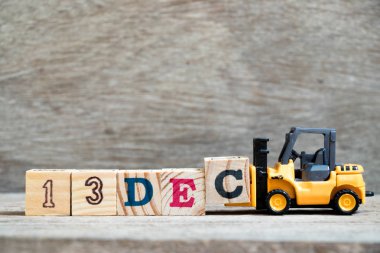 Oyuncak forklift tutun blok c tamamlamak için ahşap arka plan (takvim tarihi 13 Aralık ayındaki konsepti üzerinde 13 Aralık kelime)