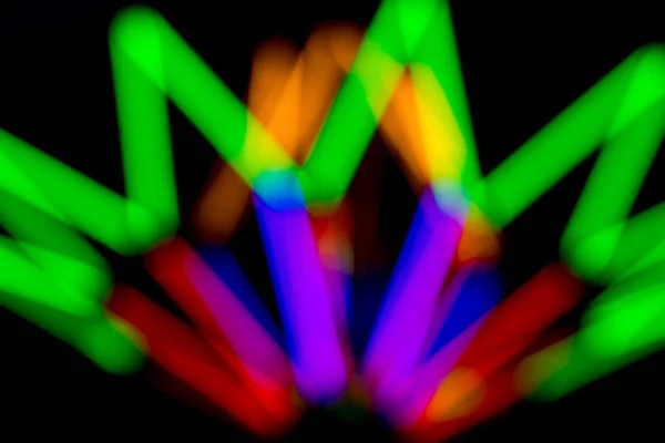 Abstrakte Mehrfarbige Leuchtstoffröhren Auf Schwarzem Hintergrund — Stockfoto