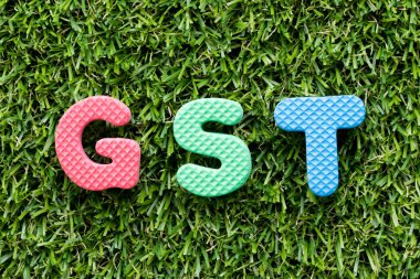 Renk Alfabe harf kelime Gst (kısaltma mal ve hizmet vergisi) suni yeşil çim zemin üzerine