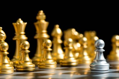 Gümüş piyon satranç parça yüz başka bir altın takım (Konsept şirket stratejisi, iş karar ve karşılaşma sorunu ile)