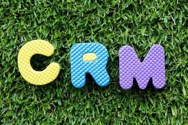Renk Alfabe harf kelime Crm (müşteri ilişkileri yönetimi kısaltması) suni yeşil çim zemin üzerine