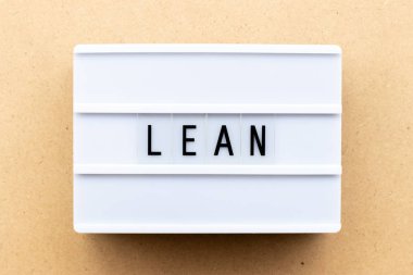 Ahşap arka plan üzerinde yalın kelime ile ışık kutusu