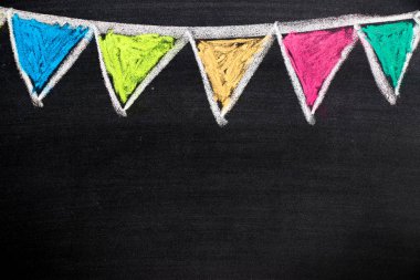Parti bayrağı şekli blackboard arka plan üzerinde asılı çizim renkli tebeşir
