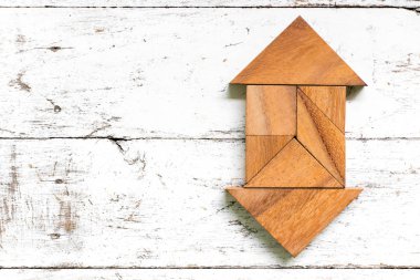 Eski Beyaz ahşap zemin üzerinde 2 yan ok şeklinin içinde bulmaca Tangram