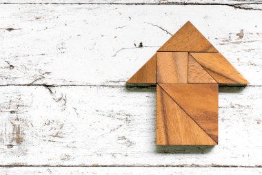 Eski Beyaz ahşap zemin üzerinde yön ok şeklinde bulmaca Tangram