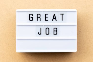 Ahşap arka plan üzerinde kelime büyük iş ile ışık kutusu