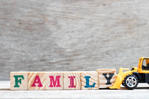 Spielzeug Bulldozer Halten Buchstabenblock Wortfamilie Auf Holz Hintergrund Vervollständigen — Stockfoto