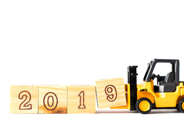 Игрушечная фортуна держит букву 9, чтобы закончить слово 2019 на белом фоне (для счастливого нового 2019 года)
)