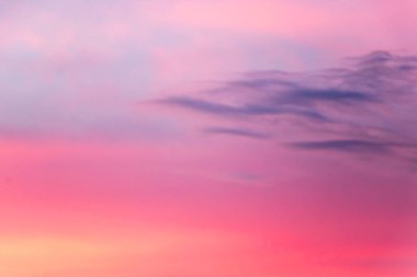 Gün batımından sonra bulutlu güzel bir açık gökyüzü.