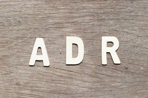 Alfabe harf Word Adr (ters ilaç reaksiyonu kısaltma) ahşap arka plan üzerinde