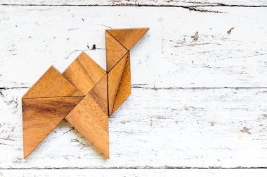 Eski Beyaz ahşap zemin üzerinde deve şeklinde bulmaca Tangram