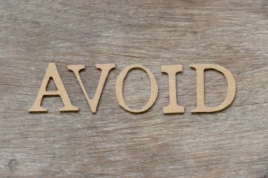 Kelimesi kelimesine alfabe harfi ahşap arkaplanından uzak dur