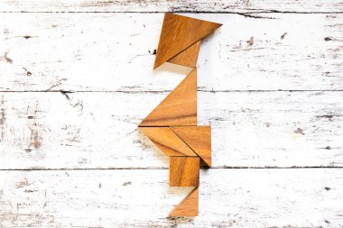 Eski Beyaz ahşap zemin üzerinde şapka şekil erkek giyimi bulmaca Tangram