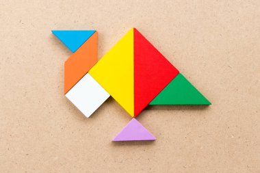 Hindi tavuğu renginde tangram yapbozu ya da ahşap arka planda gobbler şekli