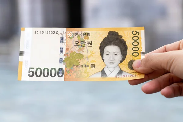 Człowiek Posiada Korea Południowa Banknot 50000 Wygrana Niewyraźne Tło — Zdjęcie stockowe