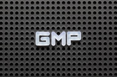 Siyah renk pegboard kelime Gmp (iyi üretim uygulaması kısaltma beyaz harf ile)