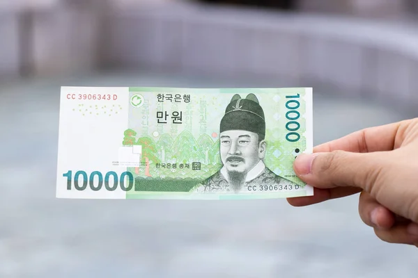 Człowiek Posiada Banknot Korea Południowa Wygrana 10000 Niewyraźne Tło — Zdjęcie stockowe