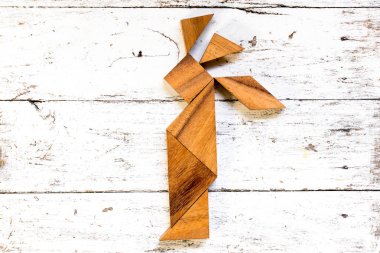 Eski Beyaz ahşap zemin üzerinde Kızılderili Hint şeklinde bulmaca Tangram