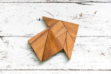 Eski Beyaz ahşap zemin üzerinde yön ok şeklinde bulmaca Tangram