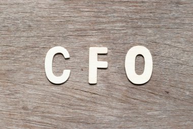 Ahşap zemin üzerine kelime CFO (Mali İşler Müdürünün kısaltması) harfleri.