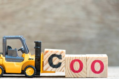 Oyuncak forklift kelime coo (COO kısaltma) ahşap zemin üzerine mektup blok c hold
