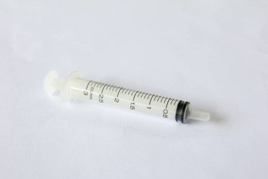 Beyaz arka plan üzerine yerleştirilen şeffaf plastik şırınga 