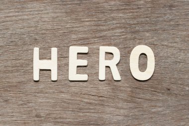 Alfabe harf kelime Hero ahşap arka plan üzerinde