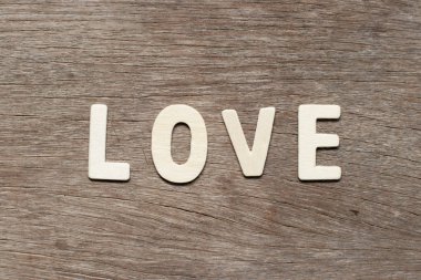 Tahta arka planda alfabe harfleriyle aşk.