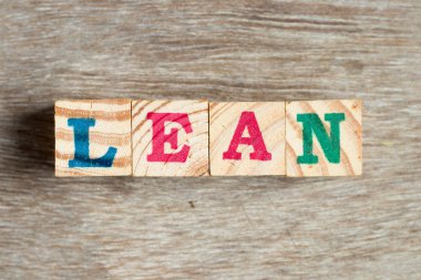 Mektup blok ahşap arka plan üzerinde yalın Word'de